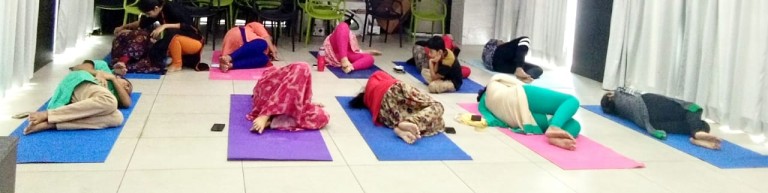 Yoga session for expectant mothers in vapi dixit hospitals7
