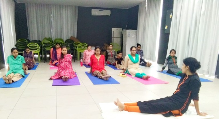 Yoga session for expectant mothers in vapi dixit hospitals8