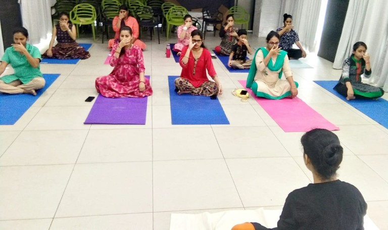 Yoga session for expectant mothers in vapi dixit hospitals2