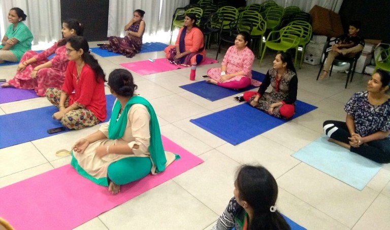 Yoga session for expectant mothers in vapi dixit hospitals5