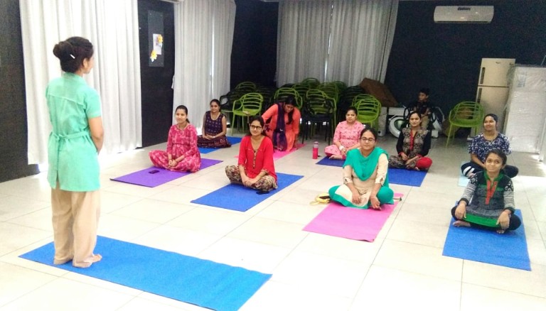 Yoga session for expectant mothers in vapi dixit hospitals3