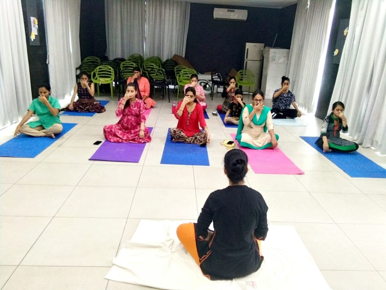Yoga session for expectant mothers in vapi dixit hospitals4
