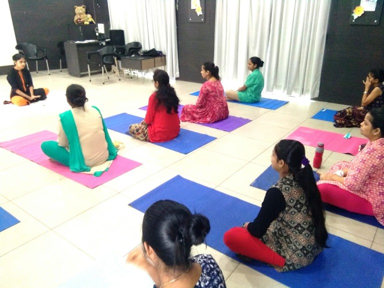 Yoga session for expectant mothers in vapi dixit hospitals1