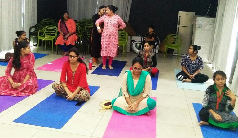 Yoga session for expectant mothers in vapi dixit hospitals6